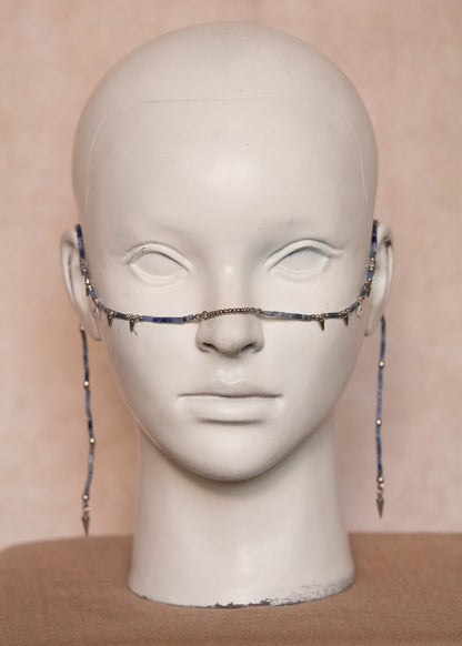 Chaîne de visage en sodalite avec zircon serti et piques acier. Bijou facial sculptural et affirmé, idéal pour look goth, nordique ou alternatif.