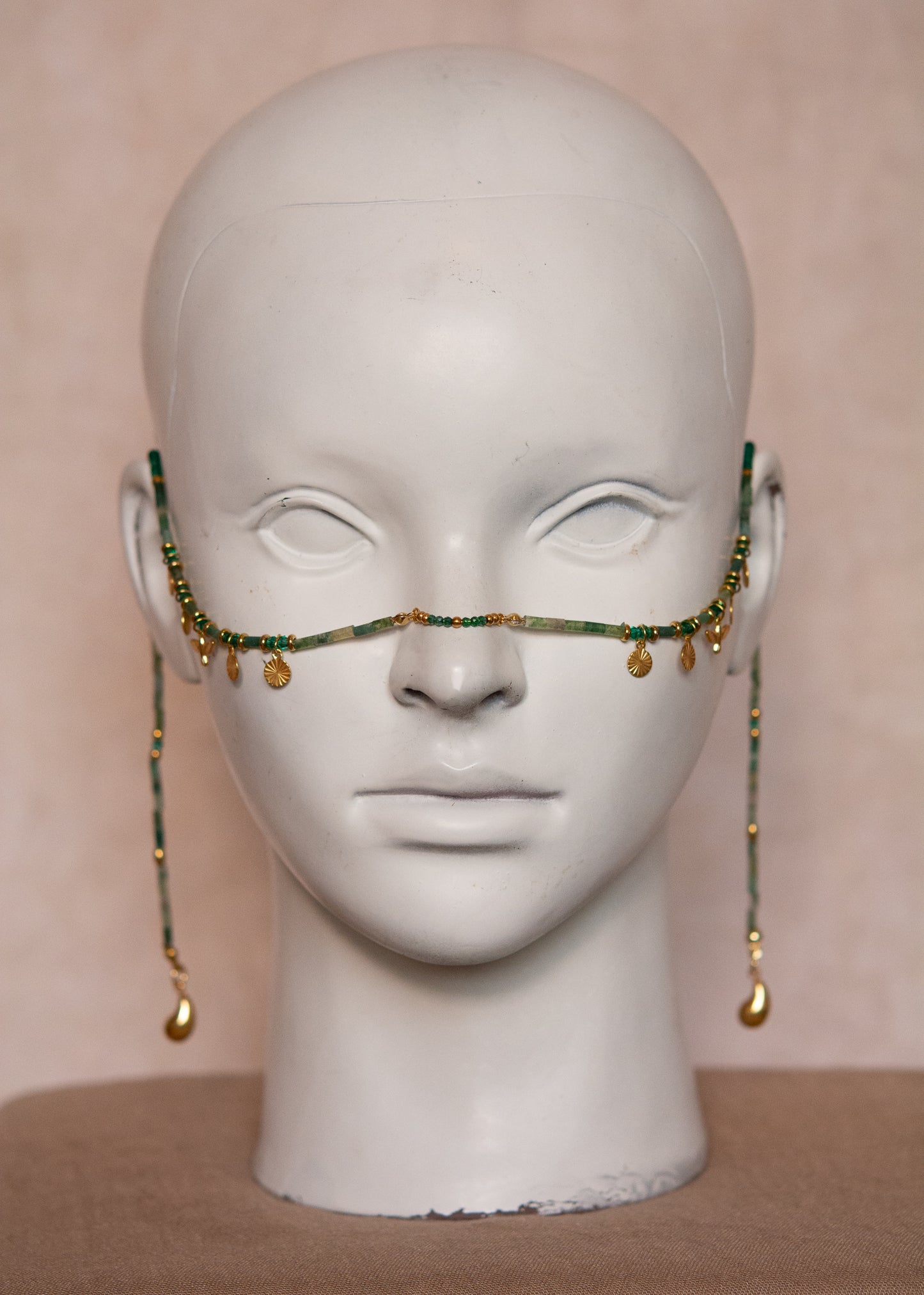 Bijou facial en agate mousse avec oiseaux dorés et gouttes. Chaîne de visage dorée inspirée de l’Égypte antique, idéale pour festivals et costumes solaires.