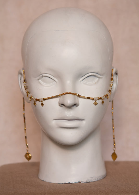 Chaîne de visage dorée en jaspe paysage avec pampilles étoile et zircon. Bijou céleste inspiré des mythes anciens, idéal pour look solaire et bohème.