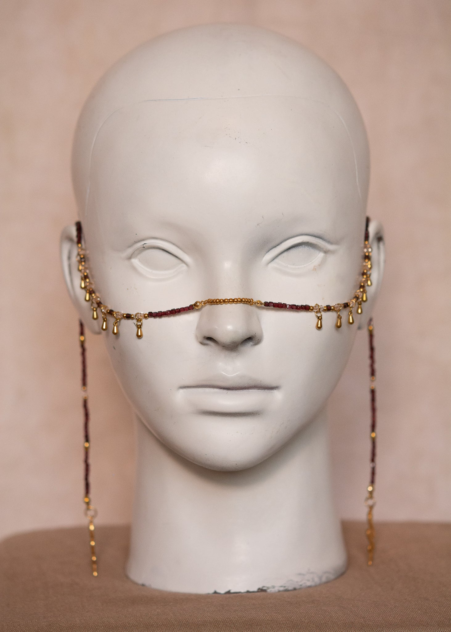 Bijou facial en grenat avec charme serpent et détails dorés. Accessoire mystique pour festival, danse orientale ou costume tribal.