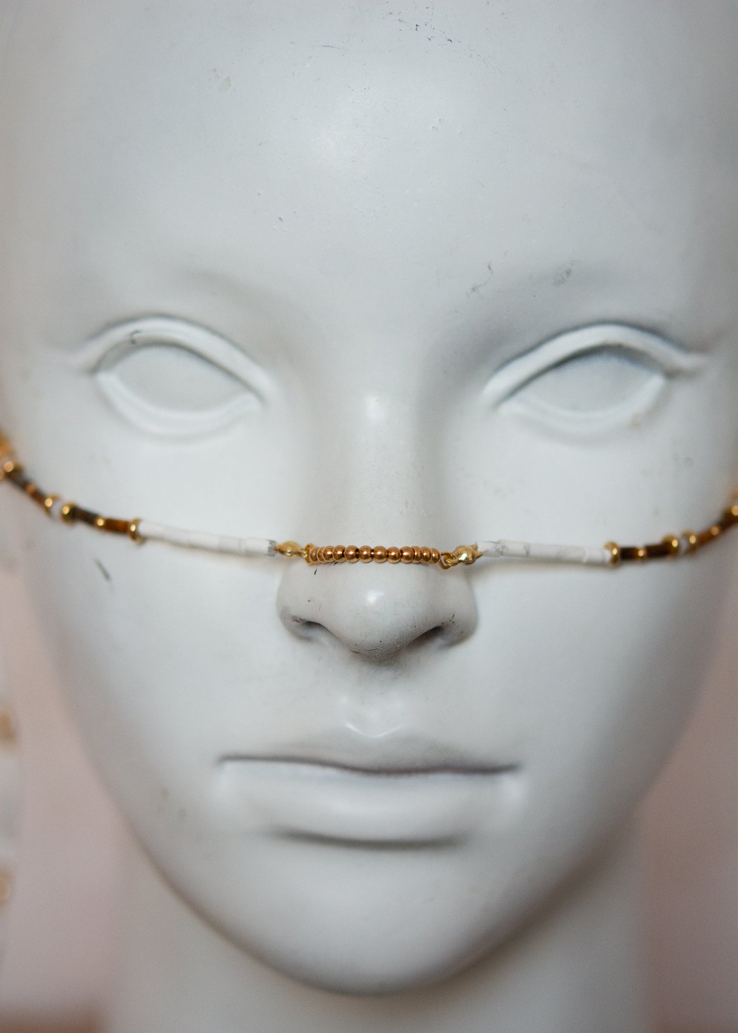 Bijou facial acier inoxydable doré, œil de tigre et howlite blanche avec détails soleil. Accessoire solaire et mystique, parfait pour festival ou événement.