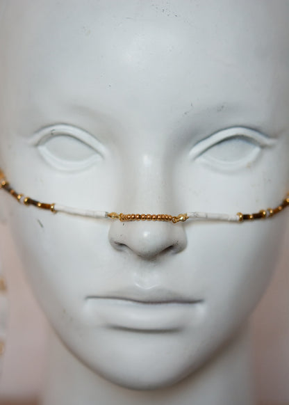 Bijou facial acier inoxydable doré, œil de tigre et howlite blanche avec détails soleil. Accessoire solaire et mystique, parfait pour festival ou événement.