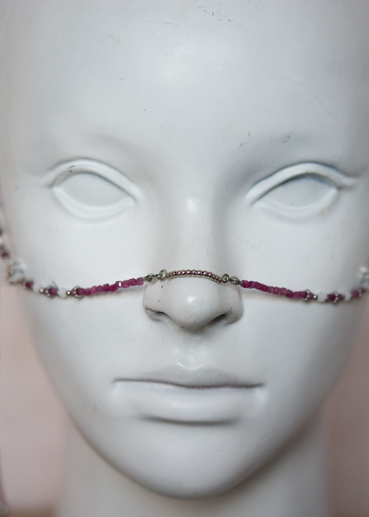 Bijou facial en rubis non raffiné et acier inoxydable avec soleils argentés. Accessoire solaire pour look boho tribal, rituel ou festival.