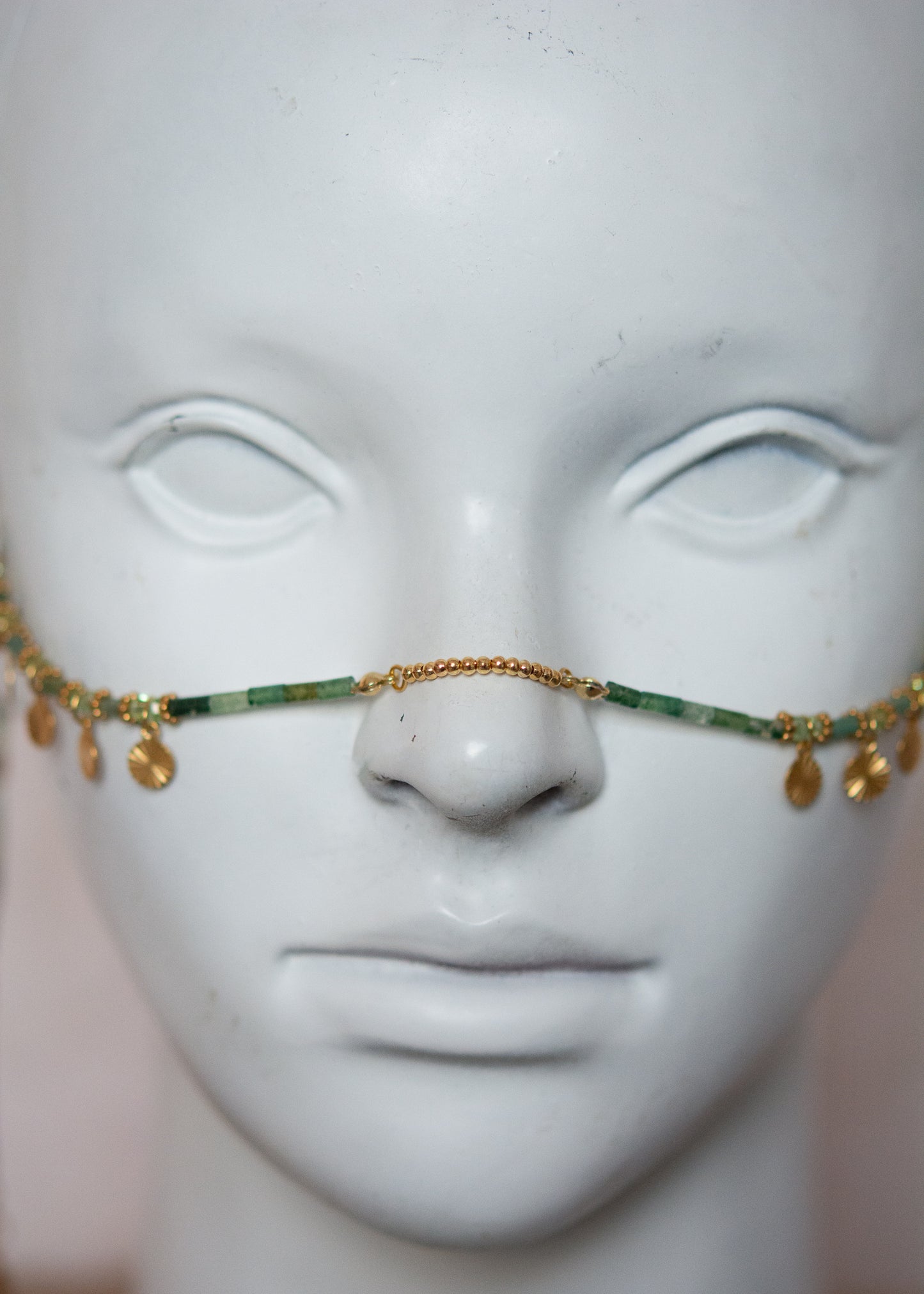 Bijou facial doré en agate mousse avec breloques cœur-pique. Accessoire inspiré des légendes celtiques, parfait pour un look boho mystique ou féerique.