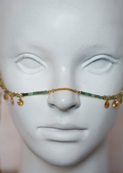 Bijou facial doré en agate mousse avec breloques cœur-pique. Accessoire inspiré des légendes celtiques, parfait pour un look boho mystique ou féerique.