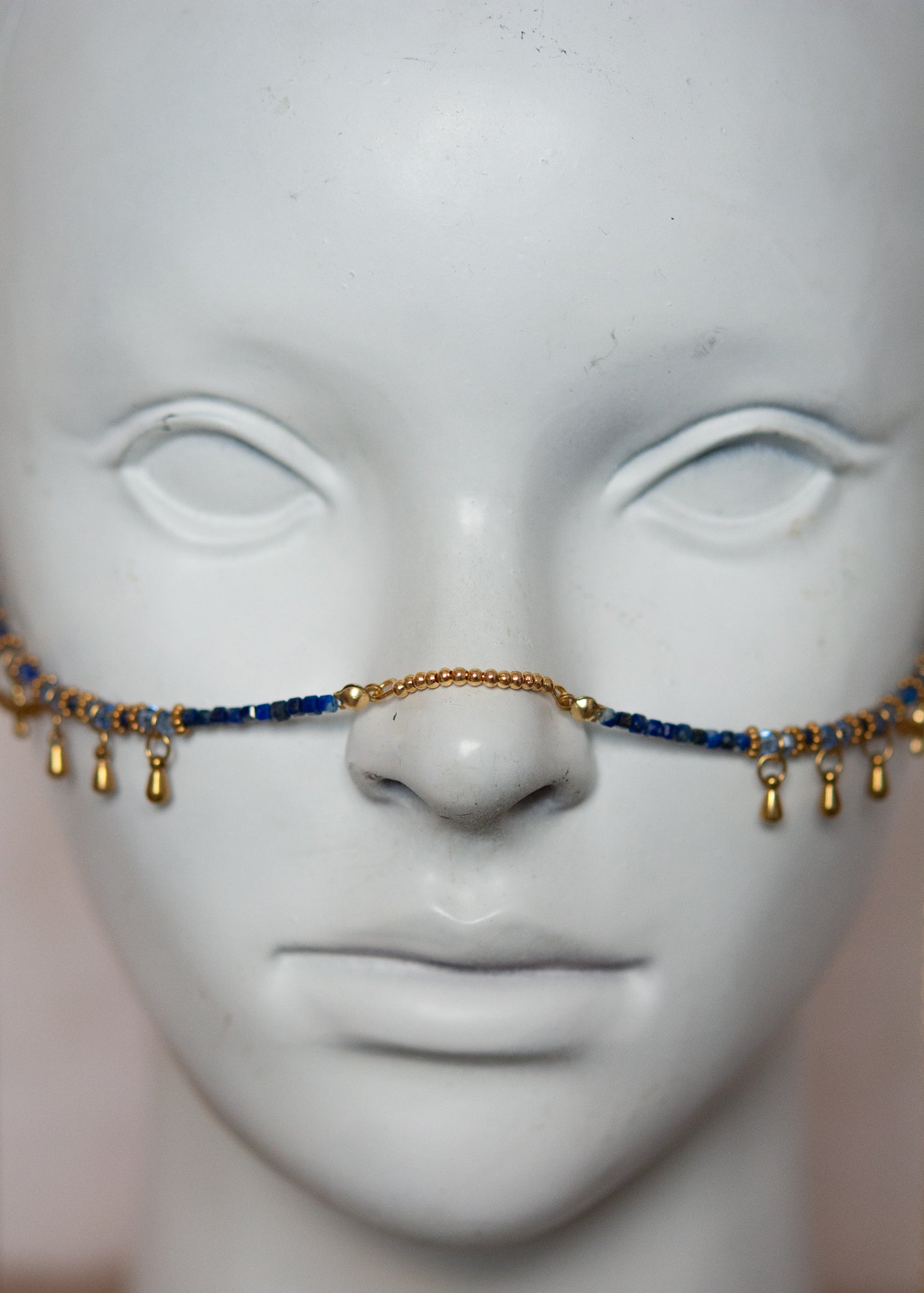 Bijou facial acier inox doré en lapis lazuli avec faucon et pendentifs orientaux. Accessoire pharaonique pour costume, festival ou danse tribale égyptienne.