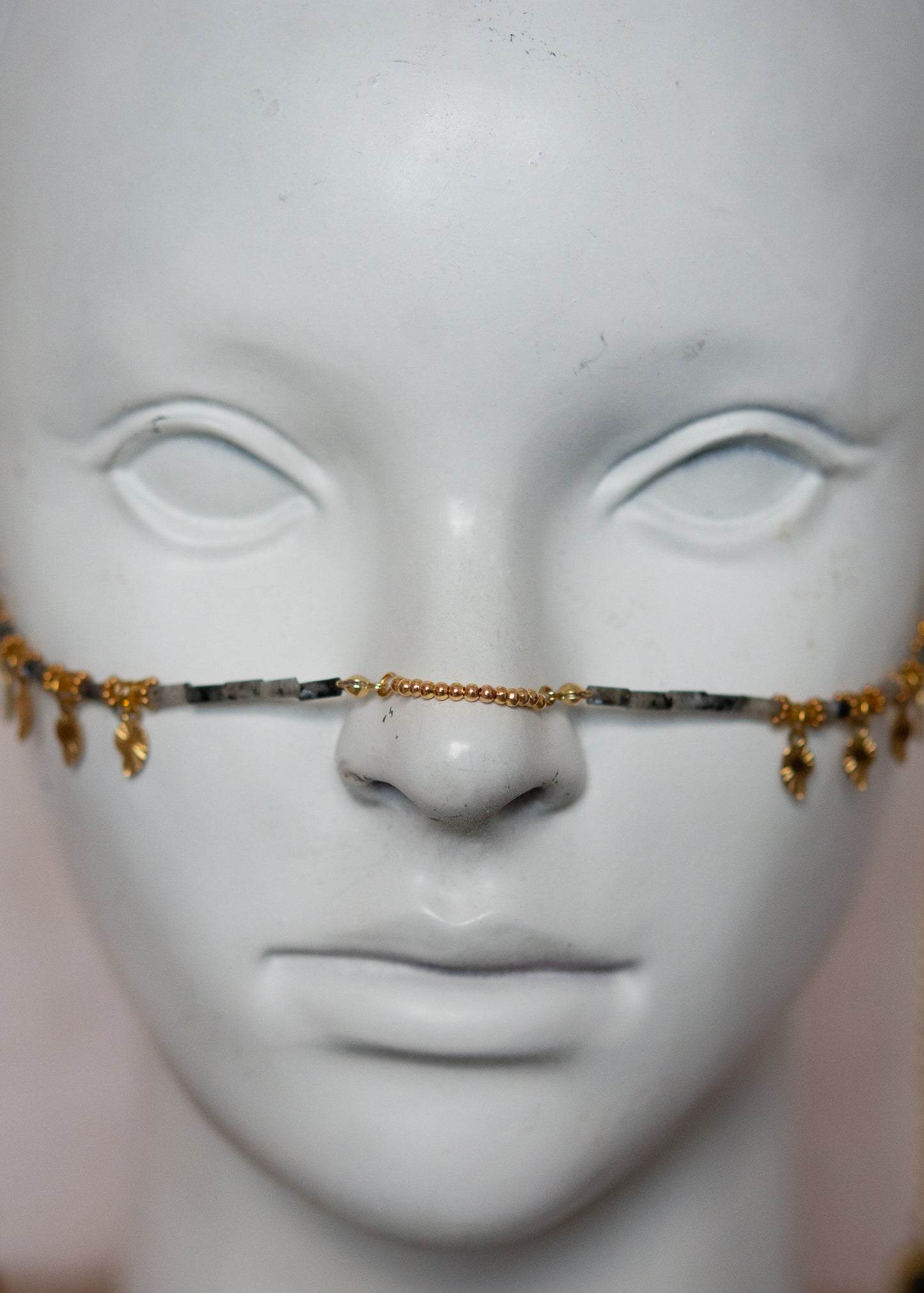 Bijou facial en acier inoxydable doré, larvikite et obsidienne avec lune orientale. Accessoire mystique égyptien pour festival, danse ou costume rituel boho.