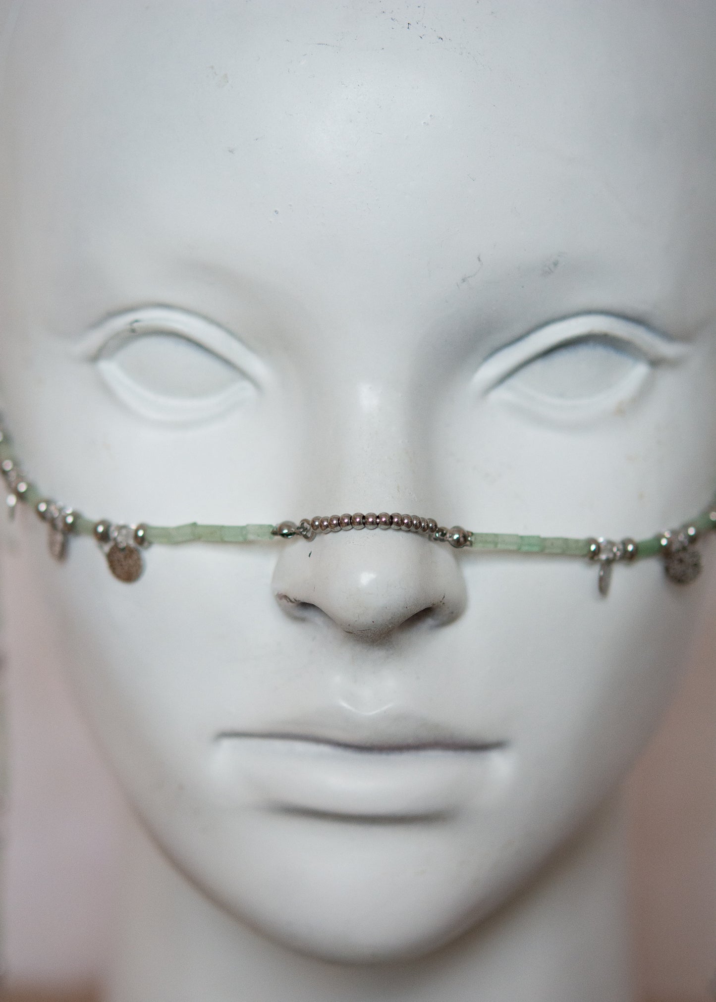 Bijou facial en aventurine verte et acier inoxydable avec breloques runiques. Accessoire tribal mystique pour festival ou costume nordique.