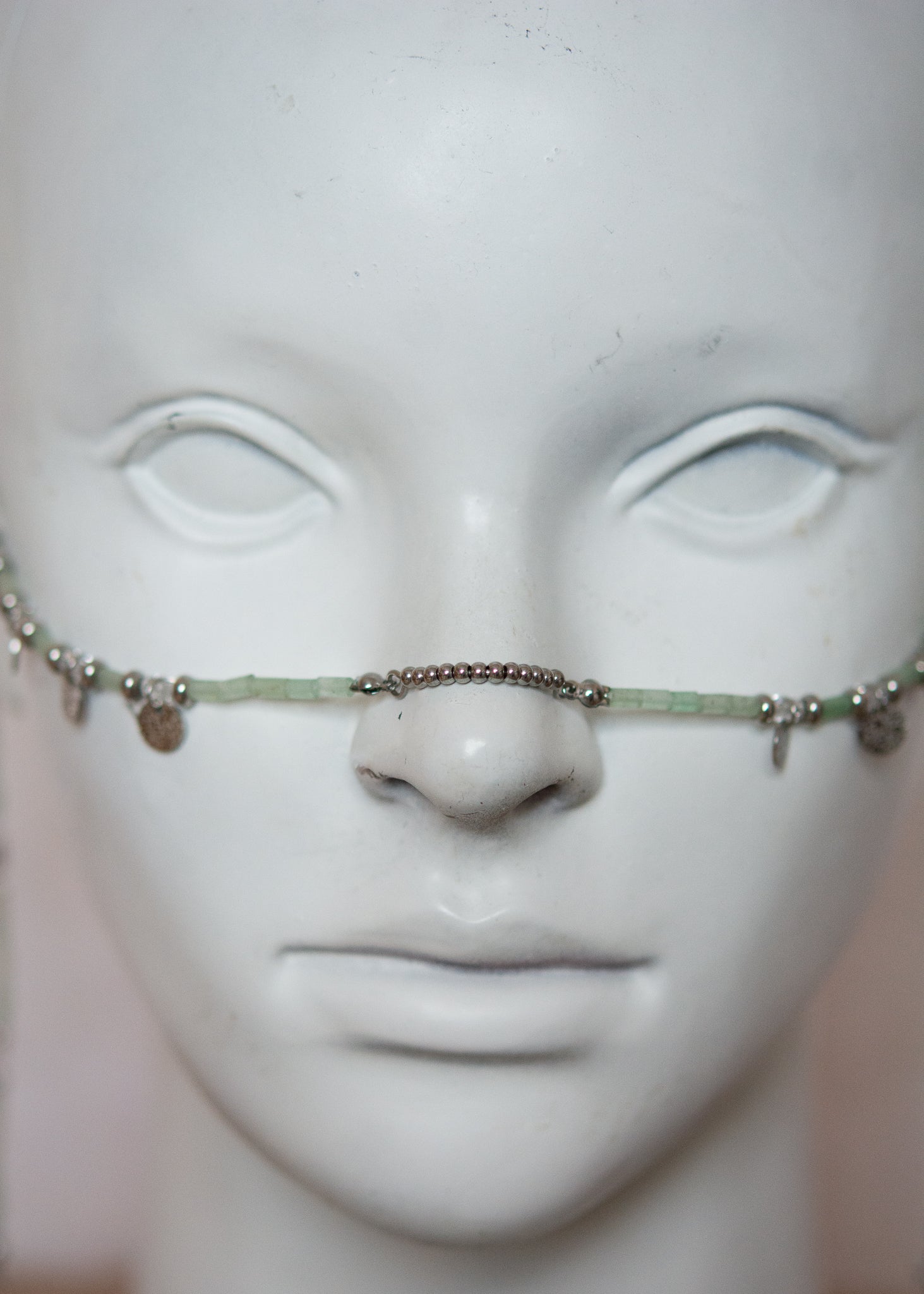 Bijou facial en aventurine verte et acier inoxydable avec breloques runiques. Accessoire tribal mystique pour festival ou costume nordique.