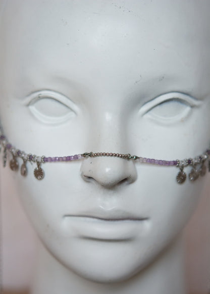 Bijou facial en améthyste et acier inoxydable avec breloques soleil. Accessoire bohème mystique pour festival, danse ou costume rituel.