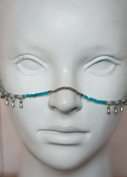 Bijou facial en apatite bleue, howlite et émail blanc. Accessoire de visage mystique en acier inoxydable, parfait pour festival, look boho ou danse orientale.