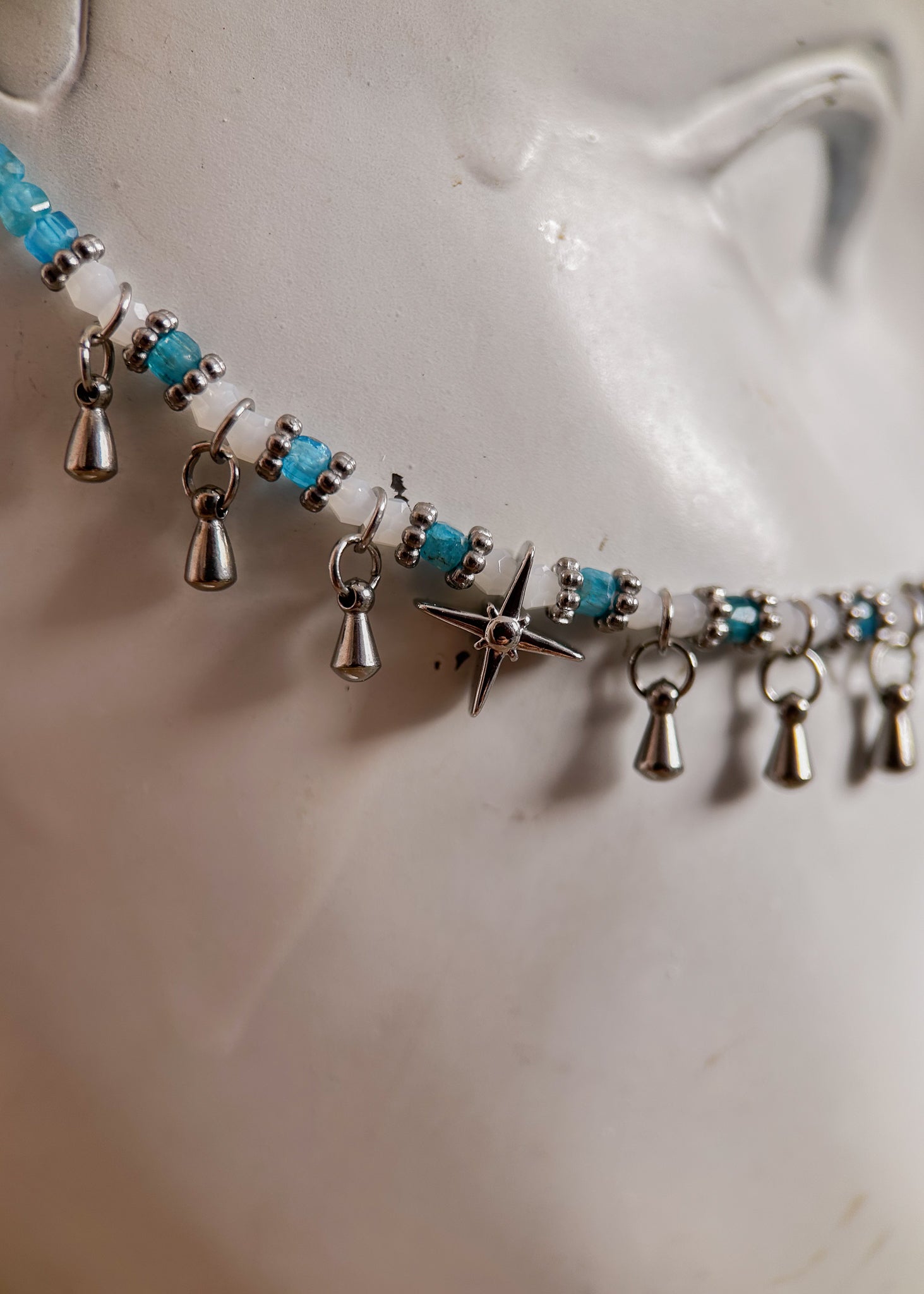 Bijou facial en apatite bleue, howlite et émail blanc. Accessoire de visage mystique en acier inoxydable, parfait pour festival, look boho ou danse orientale.