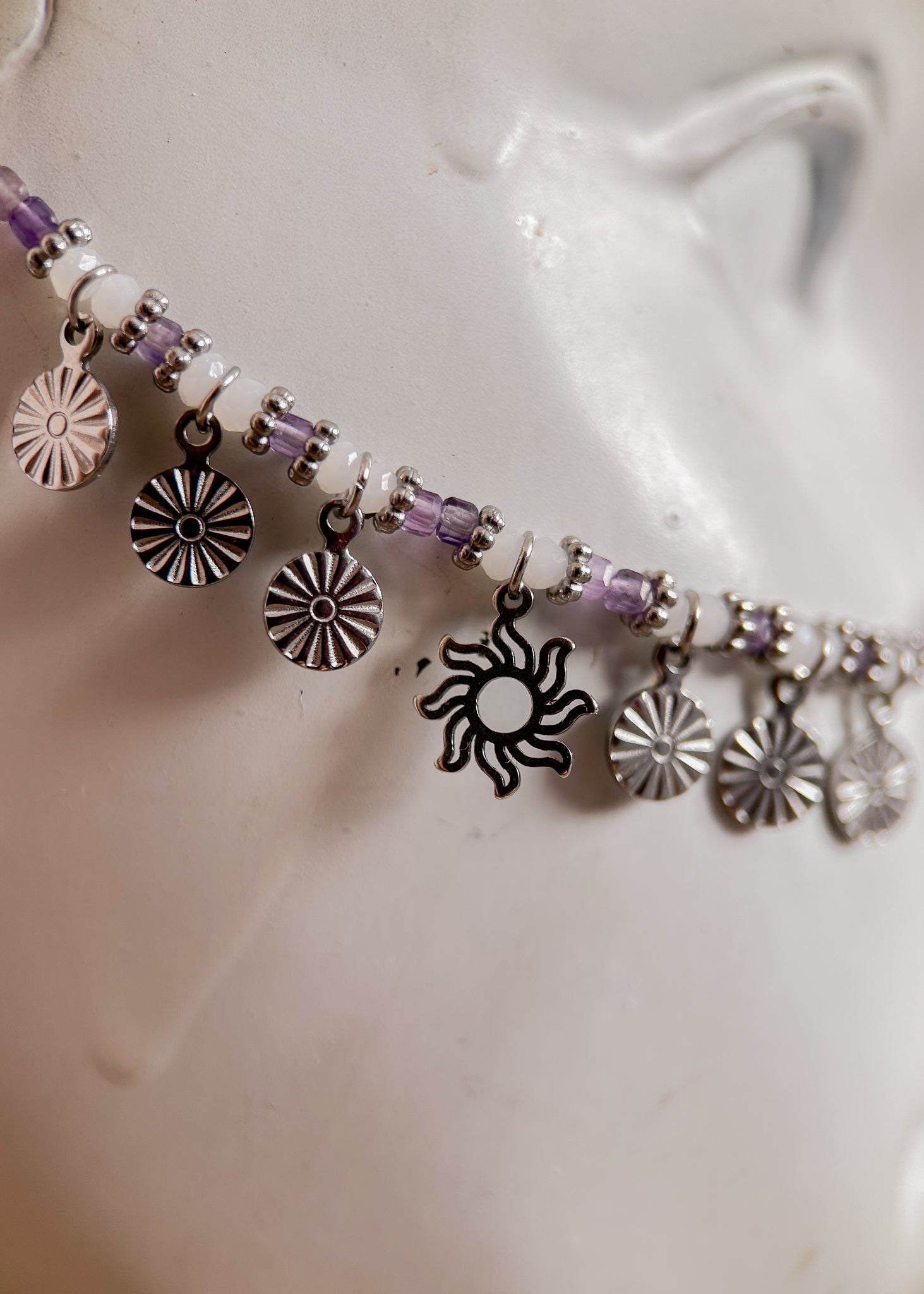 Bijou facial en améthyste et acier inoxydable avec breloques soleil. Accessoire bohème mystique pour festival, danse ou costume rituel.
