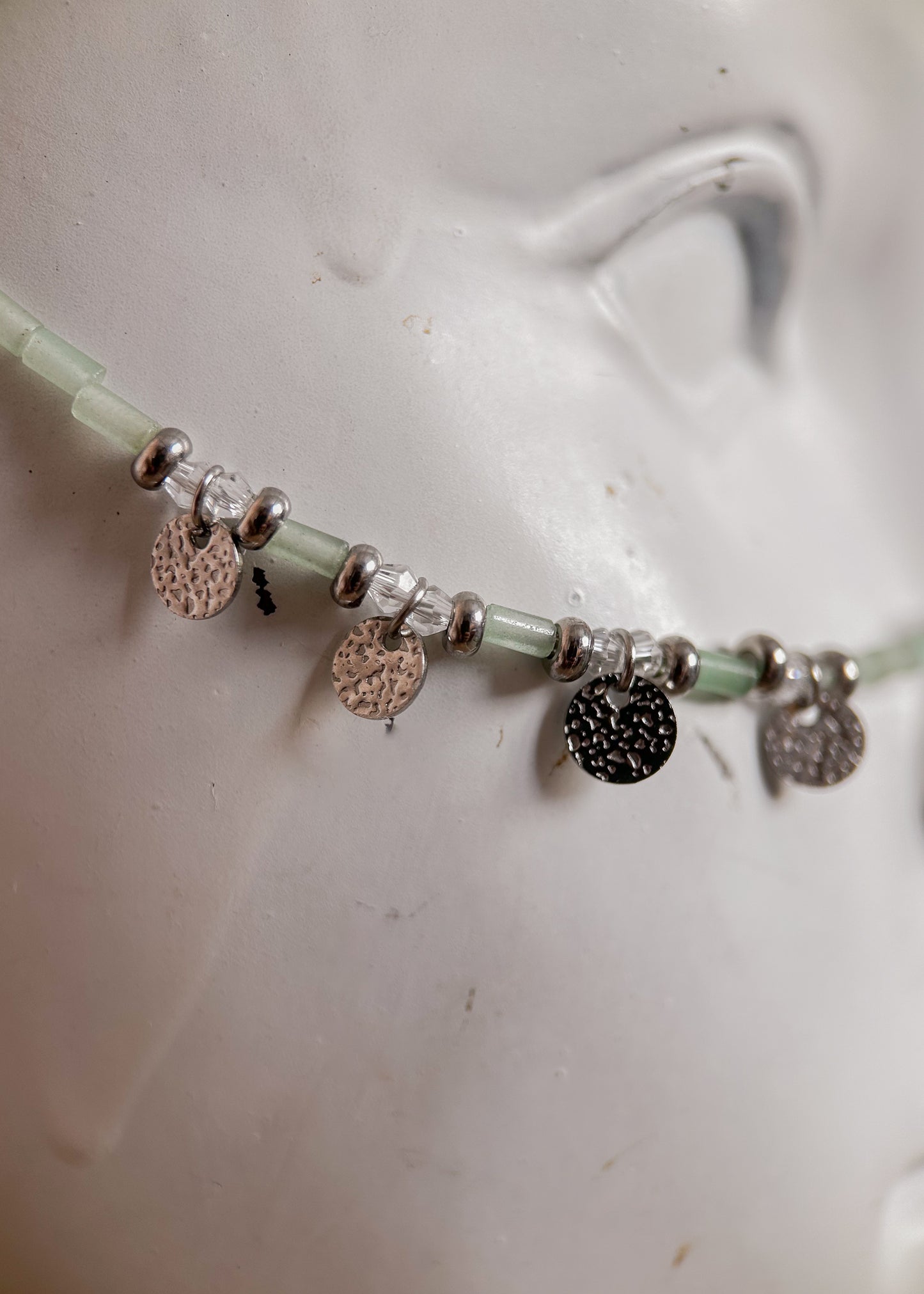 Bijou facial en aventurine verte et acier inoxydable avec breloques runiques. Accessoire tribal mystique pour festival ou costume nordique.