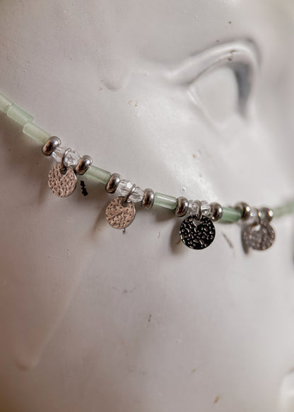 Bijou facial en aventurine verte et acier inoxydable avec breloques runiques. Accessoire tribal mystique pour festival ou costume nordique.