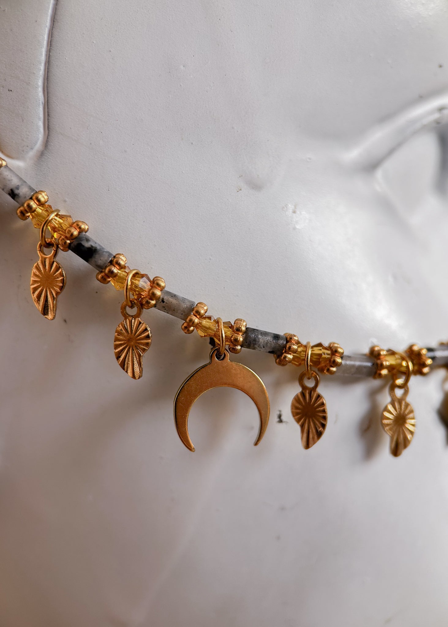 Bijou facial en acier inoxydable doré, larvikite et obsidienne avec lune orientale. Accessoire mystique égyptien pour festival, danse ou costume rituel boho.