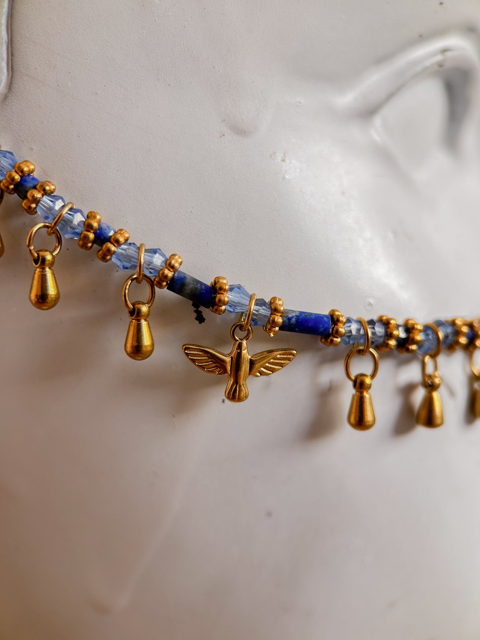 Bijou facial acier inox doré en lapis lazuli avec faucon et pendentifs orientaux. Accessoire pharaonique pour costume, festival ou danse tribale égyptienne.