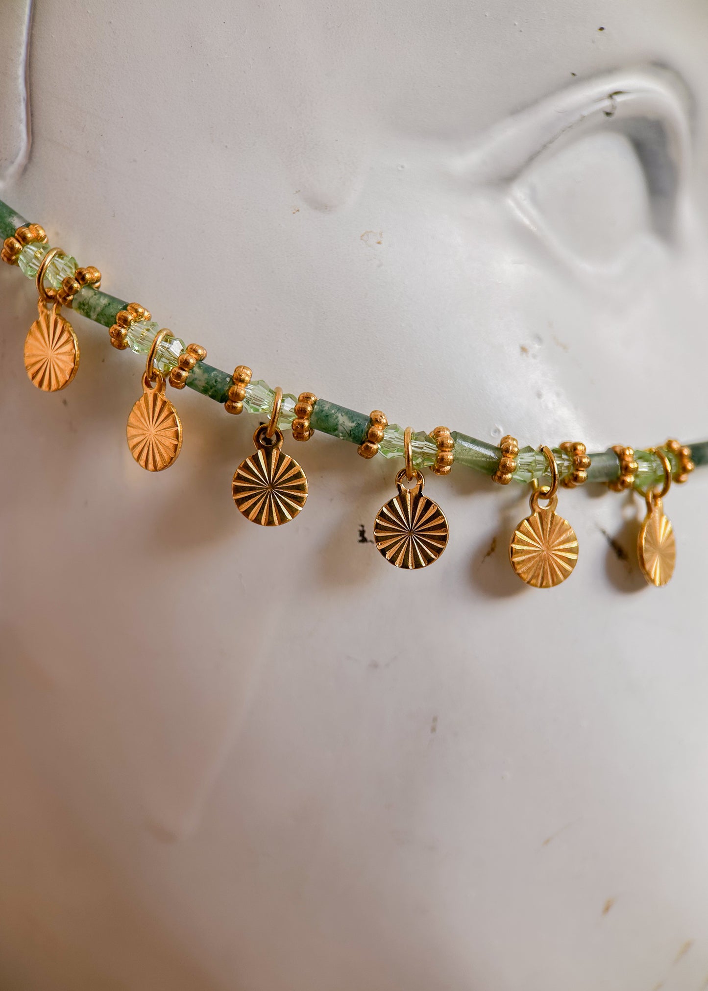 Bijou facial doré en agate mousse avec breloques cœur-pique. Accessoire inspiré des légendes celtiques, parfait pour un look boho mystique ou féerique.