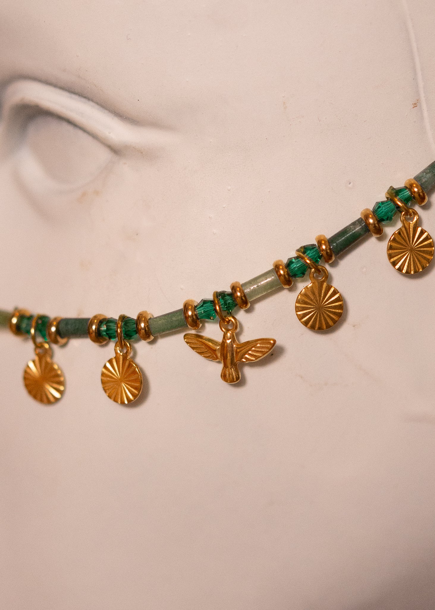 Bijou facial en agate mousse avec oiseaux dorés et gouttes. Chaîne de visage dorée inspirée de l’Égypte antique, idéale pour festivals et costumes solaires.