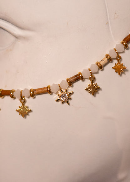 Chaîne de visage dorée en jaspe paysage avec pampilles étoile et zircon. Bijou céleste inspiré des mythes anciens, idéal pour look solaire et bohème.