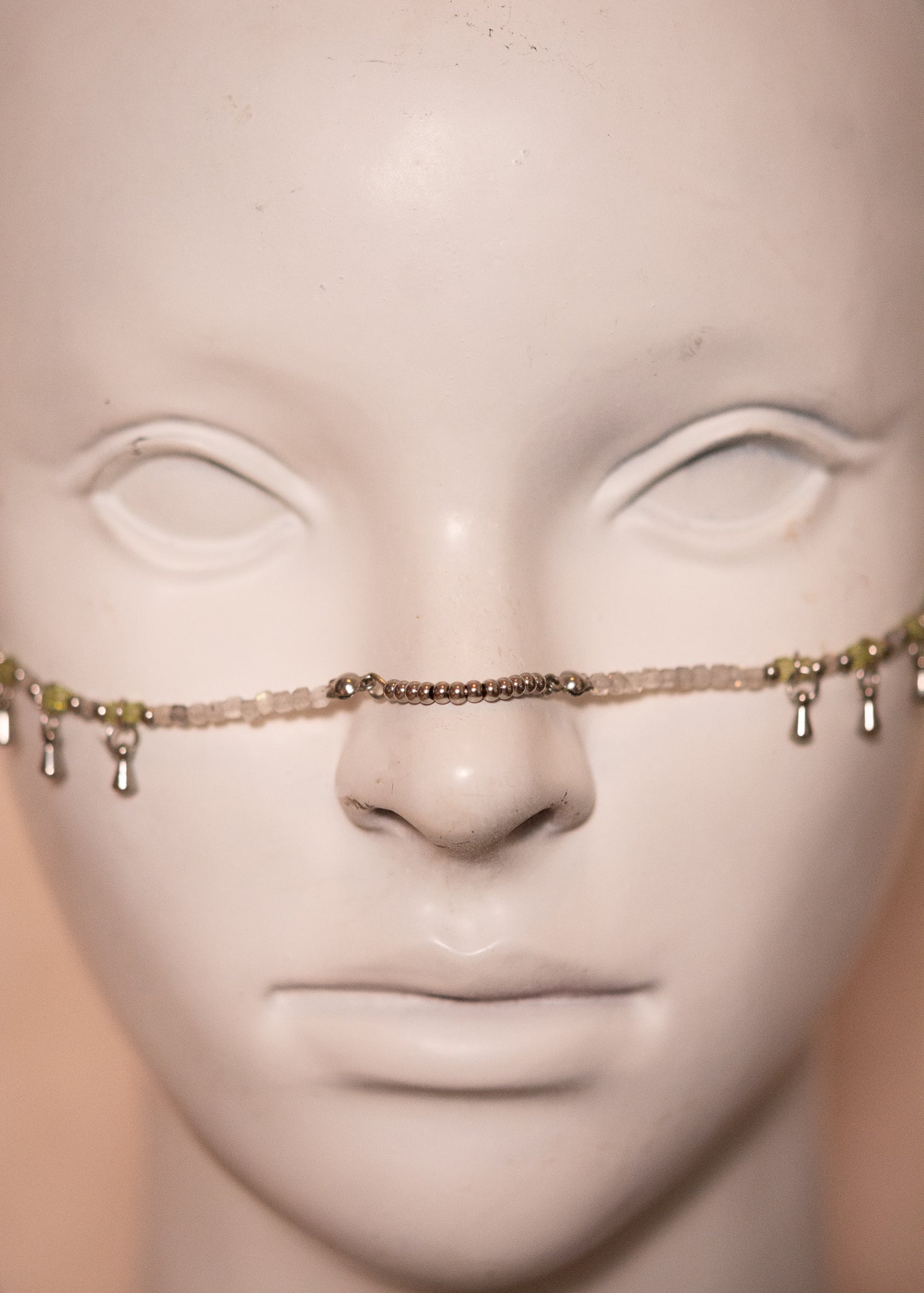 Chaîne de visage en labradorite et péridot avec gouttes argentées acier inoxydable. Bijou mystique pour look céleste, festival ou costume fantasy.