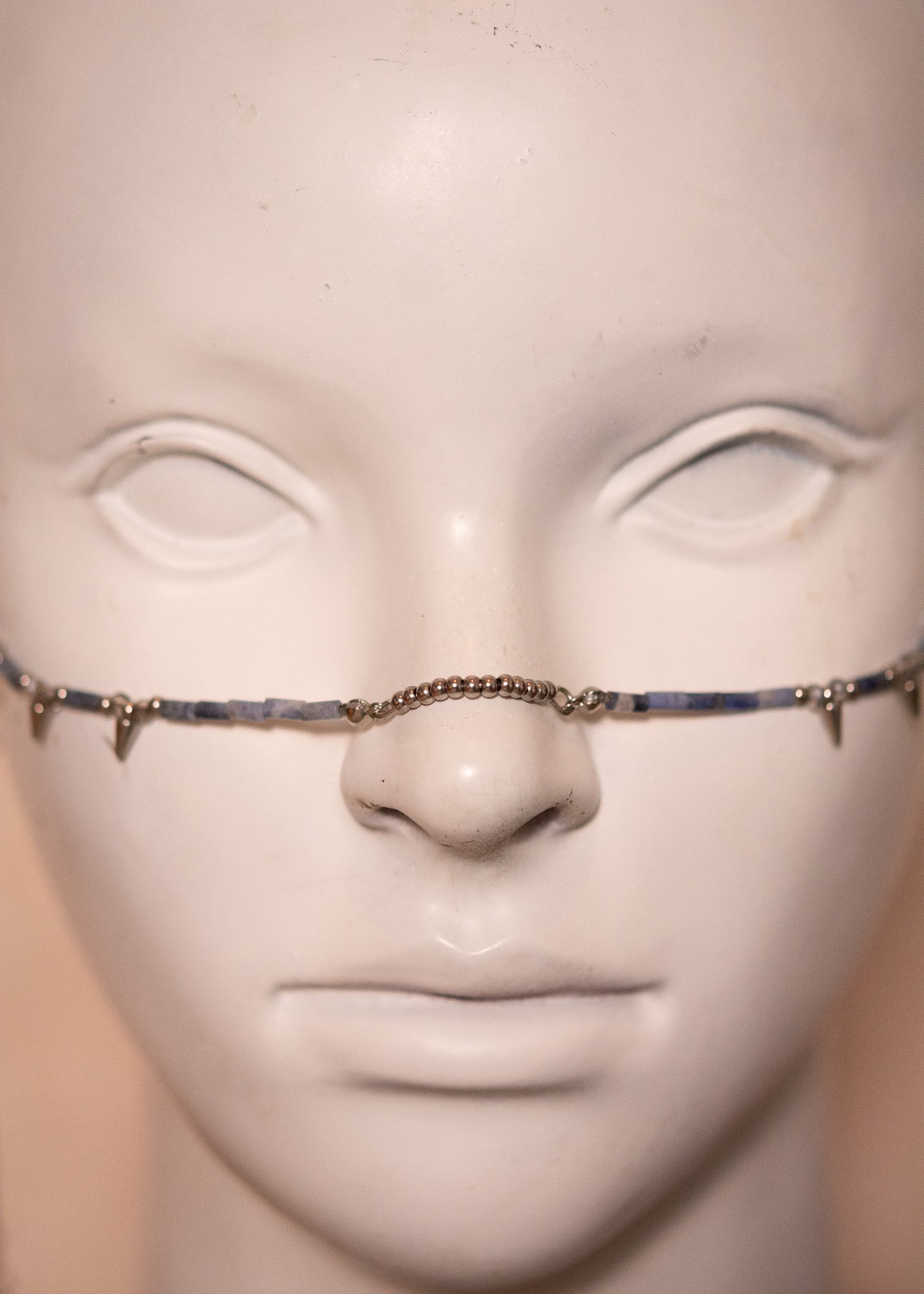 Chaîne de visage en sodalite avec zircon serti et piques acier. Bijou facial sculptural et affirmé, idéal pour look goth, nordique ou alternatif.