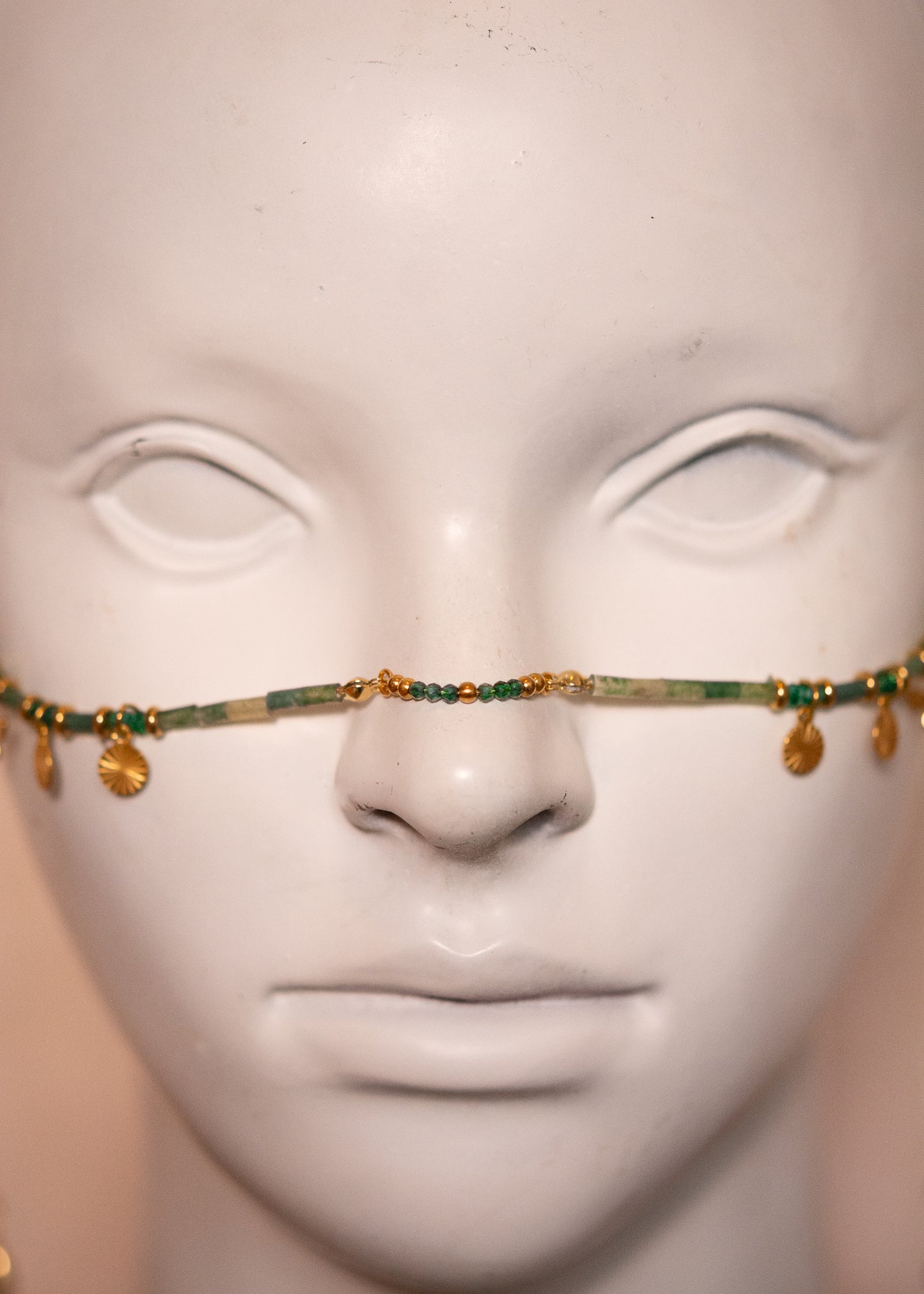 Bijou facial en agate mousse avec oiseaux dorés et gouttes. Chaîne de visage dorée inspirée de l’Égypte antique, idéale pour festivals et costumes solaires.