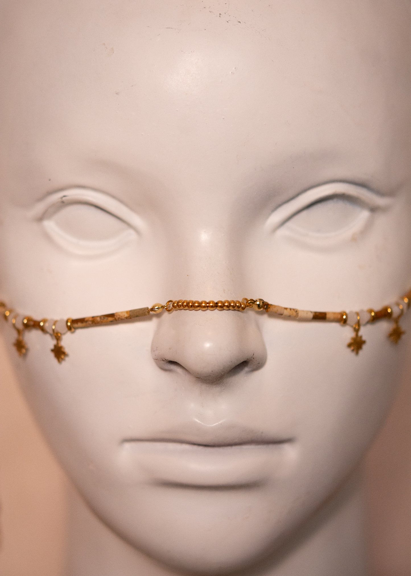 Chaîne de visage dorée en jaspe paysage avec pampilles étoile et zircon. Bijou céleste inspiré des mythes anciens, idéal pour look solaire et bohème.