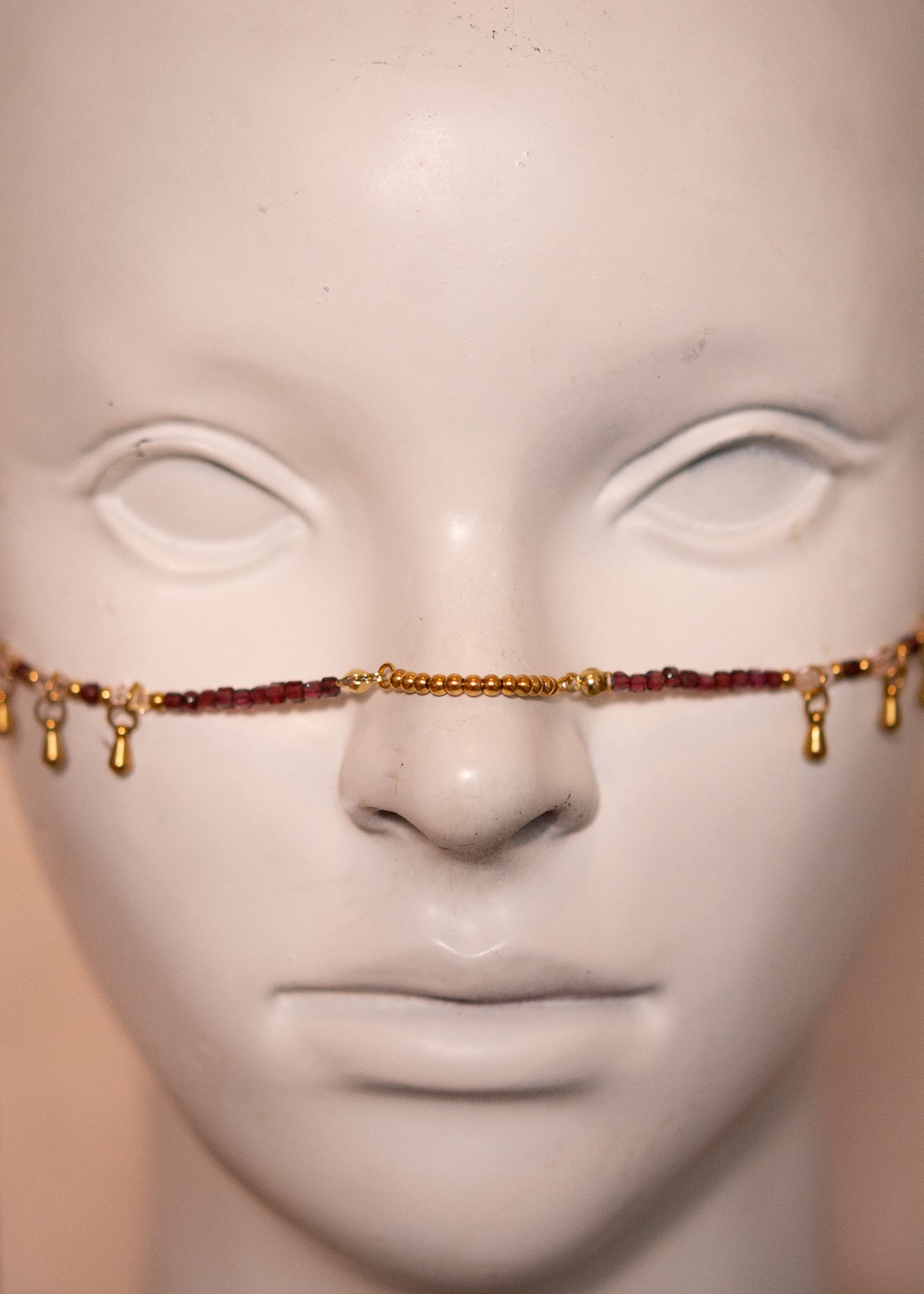 Bijou facial en grenat avec charme serpent et détails dorés. Accessoire mystique pour festival, danse orientale ou costume tribal.