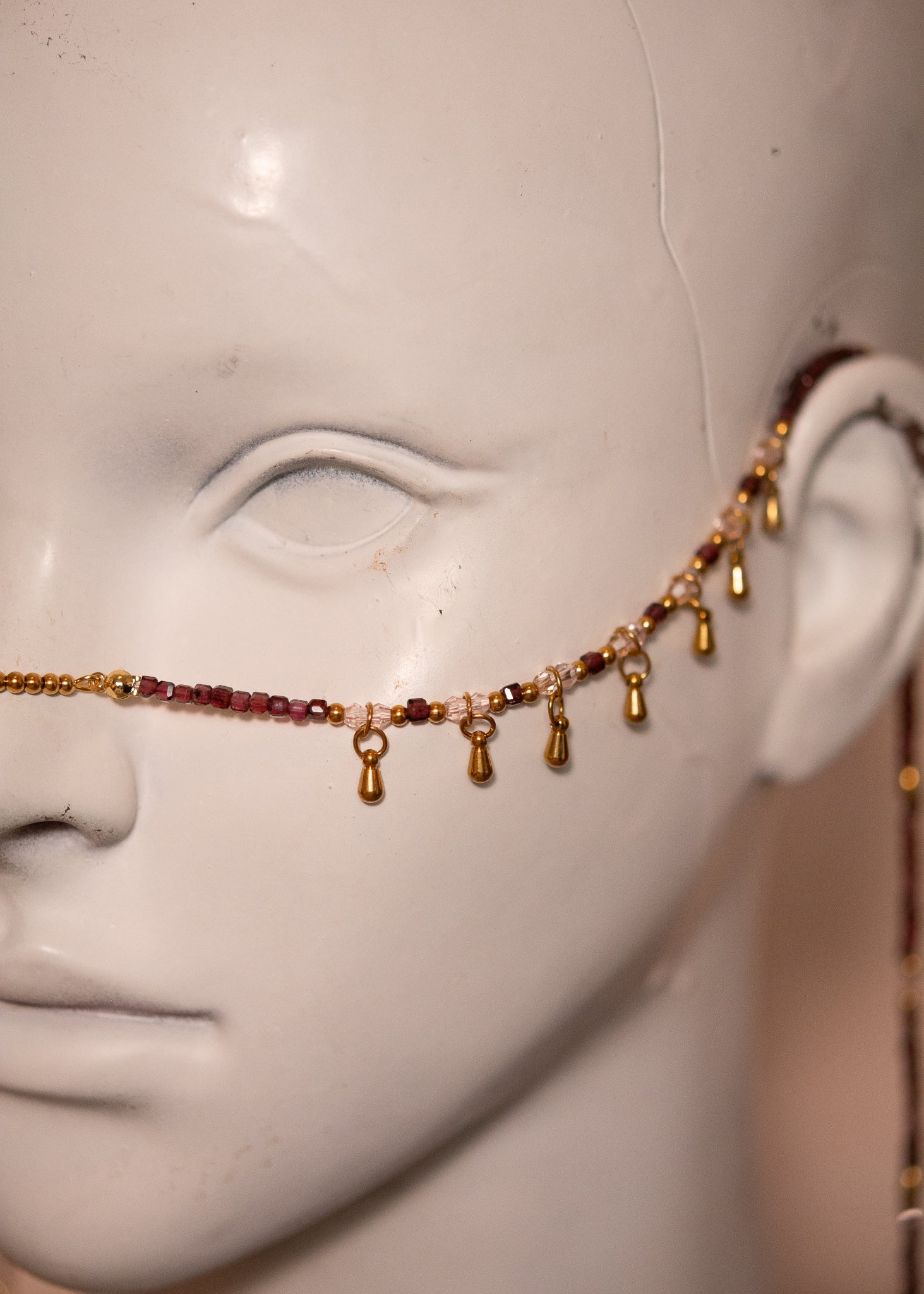 Bijou facial en grenat avec charme serpent et détails dorés. Accessoire mystique pour festival, danse orientale ou costume tribal.