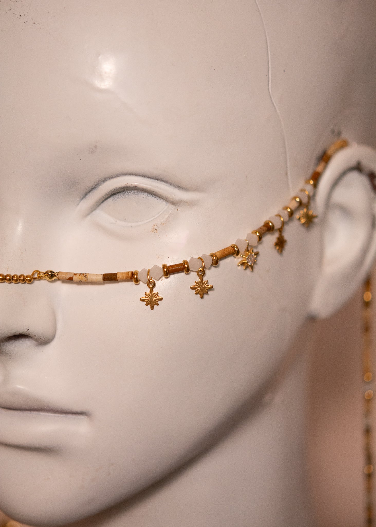 Chaîne de visage dorée en jaspe paysage avec pampilles étoile et zircon. Bijou céleste inspiré des mythes anciens, idéal pour look solaire et bohème.