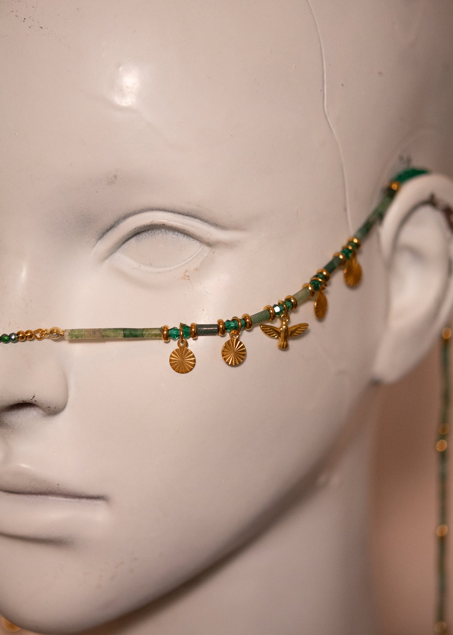 Bijou facial en agate mousse avec oiseaux dorés et gouttes. Chaîne de visage dorée inspirée de l’Égypte antique, idéale pour festivals et costumes solaires.