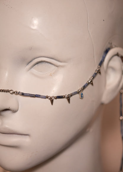 Chaîne de visage en sodalite avec zircon serti et piques acier. Bijou facial sculptural et affirmé, idéal pour look goth, nordique ou alternatif.