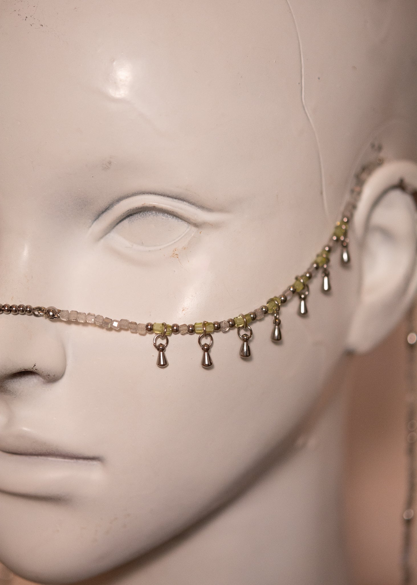 Chaîne de visage en labradorite et péridot avec gouttes argentées acier inoxydable. Bijou mystique pour look céleste, festival ou costume fantasy.