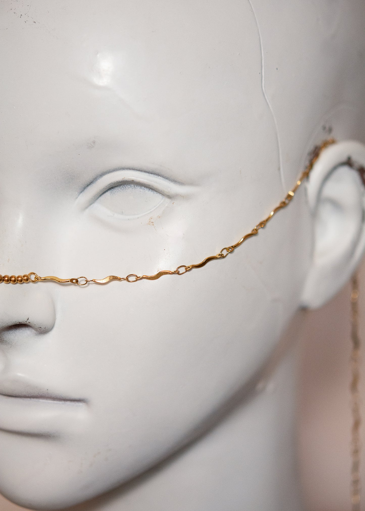 Chaîne de visage dorée fine en vaguelettes avec soleils. Bijou lumineux, look bohème chic et solaire, inspiration orientale.