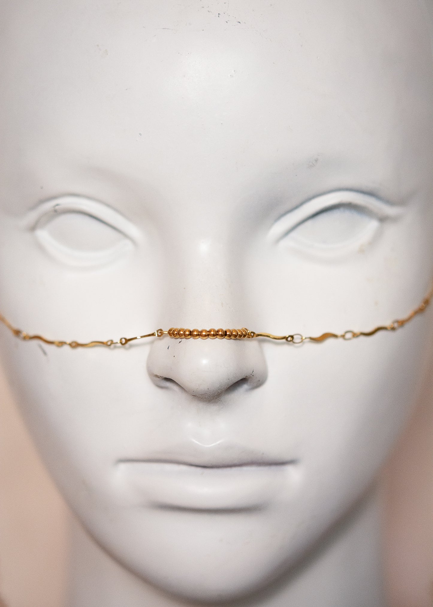 Chaîne de visage dorée fine en vaguelettes avec soleils. Bijou lumineux, look bohème chic et solaire, inspiration orientale.