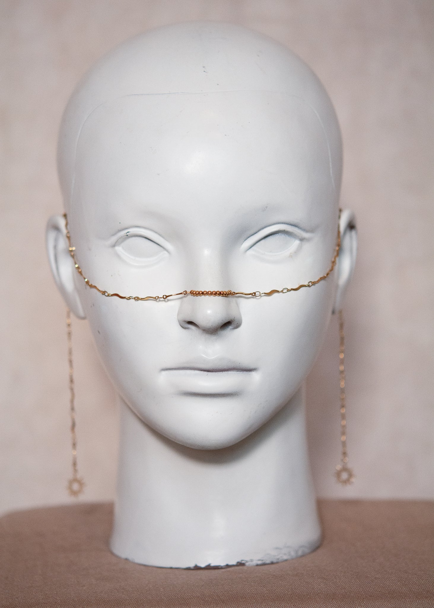 Chaîne de visage dorée fine en vaguelettes avec soleils. Bijou lumineux, look bohème chic et solaire, inspiration orientale.