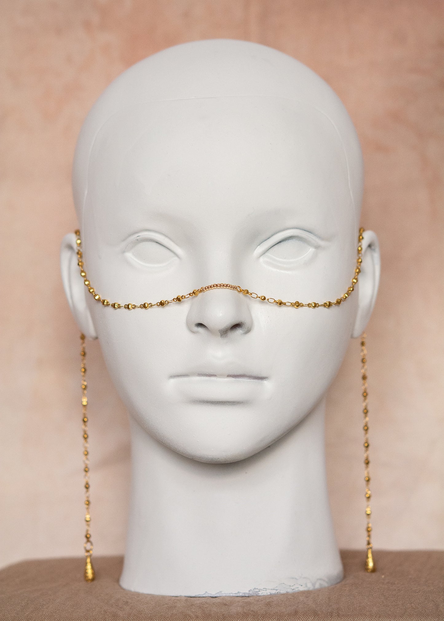 Chaîne de visage en acier inoxydable plaqué or avec breloques boho orientales. Bijou facial festival, look oriental chic, esprit désert lumineux.