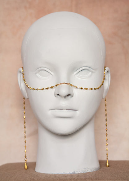 Chaîne de visage en acier inoxydable plaqué or avec breloques boho orientales. Bijou facial festival, look oriental chic, esprit désert lumineux.