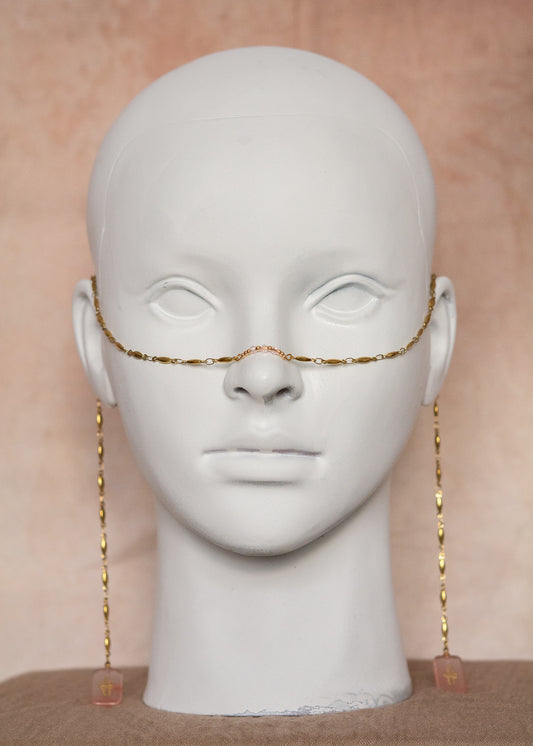 Chaîne de visage en acier inoxydable plaqué or avec cristaux rose pâle et quartz rose bohème. Bijou facial festival romantique, look solaire délicat.