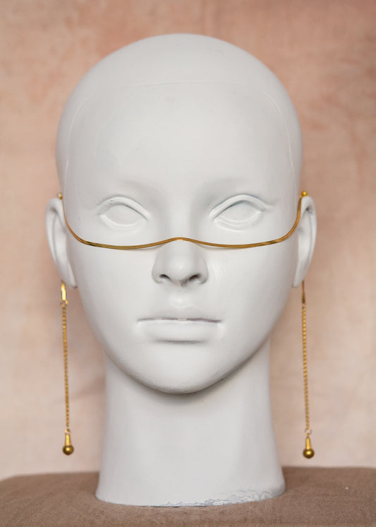 Chaîne de visage en acier inoxydable plaqué or type serpent avec breloques boho orientales. Bijou facial festival, look désert chic et minimaliste.