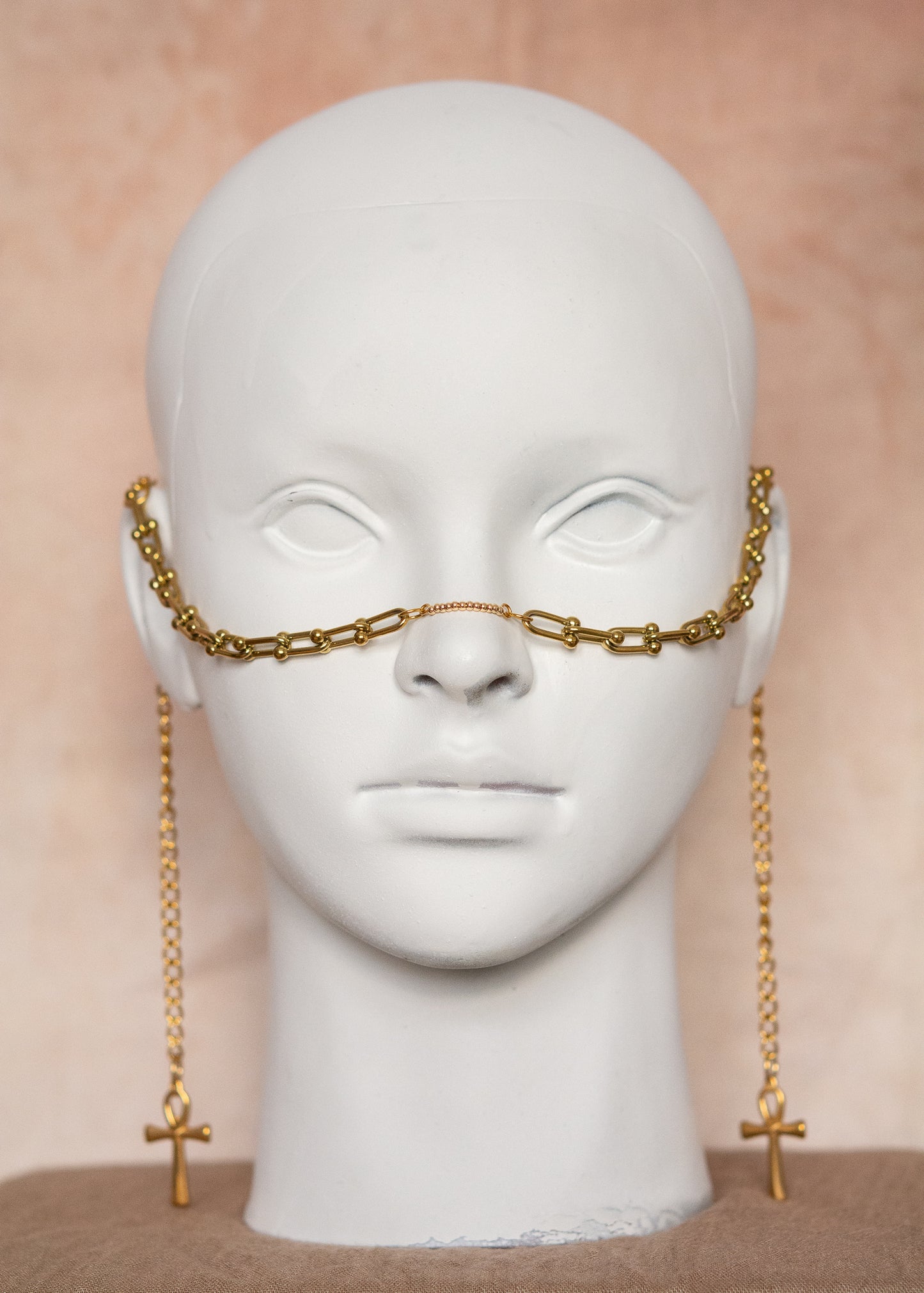 Chaîne de visage épaisse en acier inoxydable plaqué or avec mailles robustes et croix ankh hiéroglyphe. Bijou facial antique, look puissant et solaire.