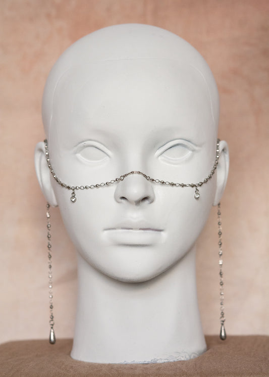 Chaîne de visage en acier inoxydable argenté avec pendentifs zircon translucides et breloques bohème orientales. Bijou facial, accessoire festival, costume...