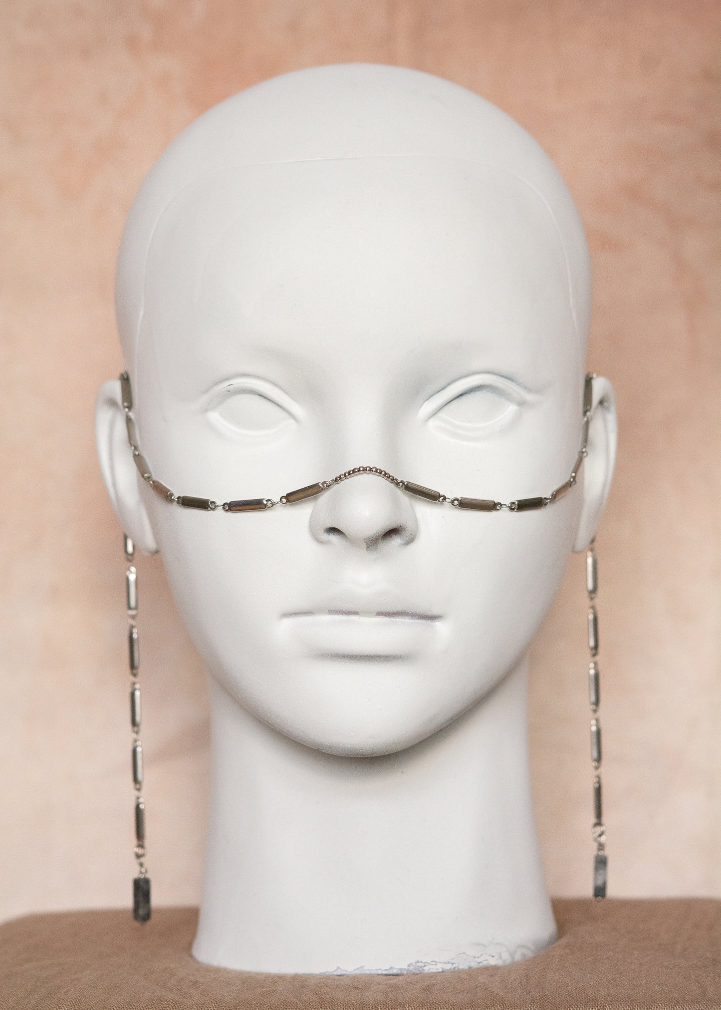 Chaîne de visage en acier inoxydable argenté à rectangles géométriques avec jaspe paysage gris. Bijou facial architectural, look minéral moderne.