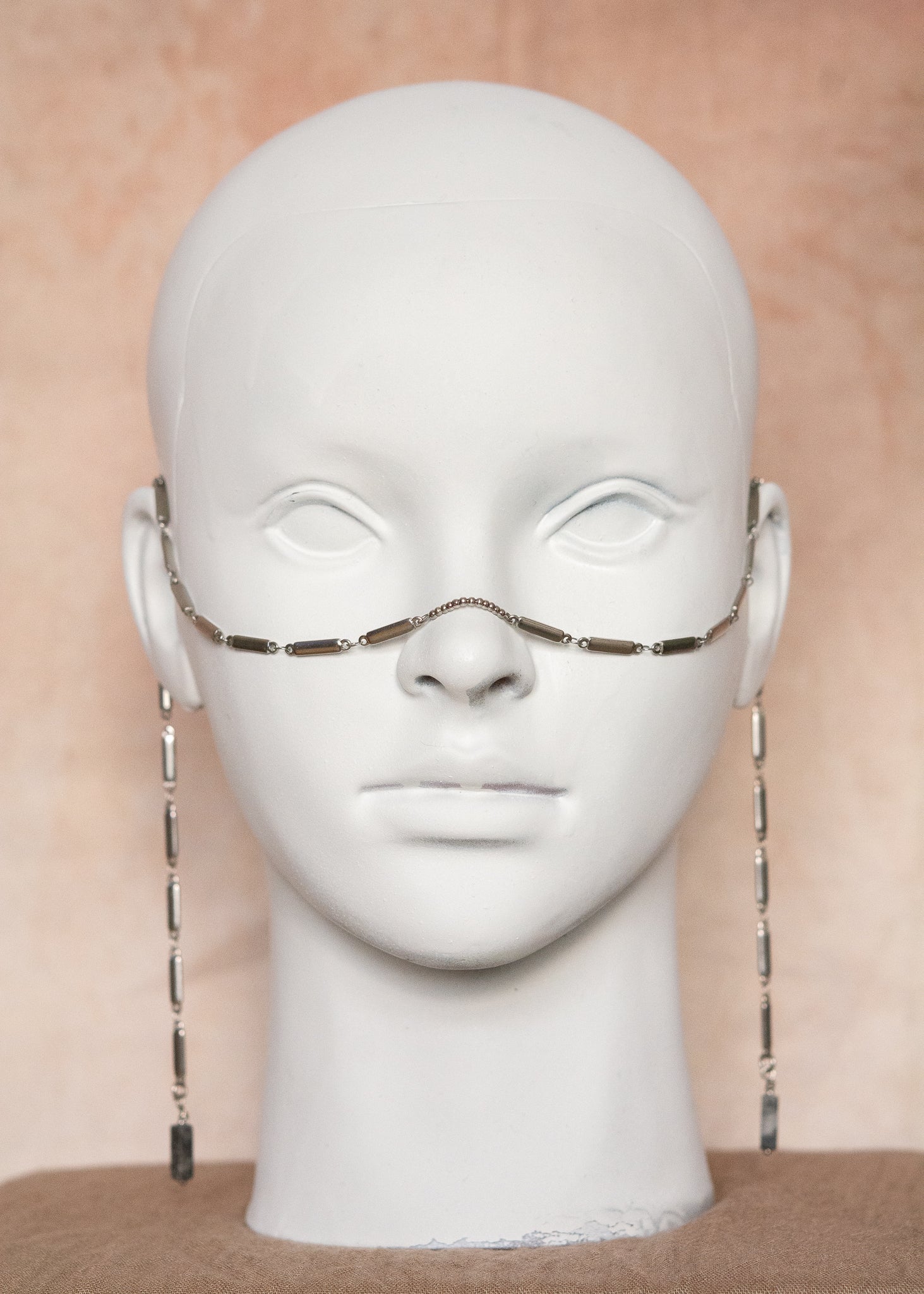 Chaîne de visage en acier inoxydable argenté à rectangles géométriques avec jaspe paysage gris. Bijou facial architectural, look minéral moderne.