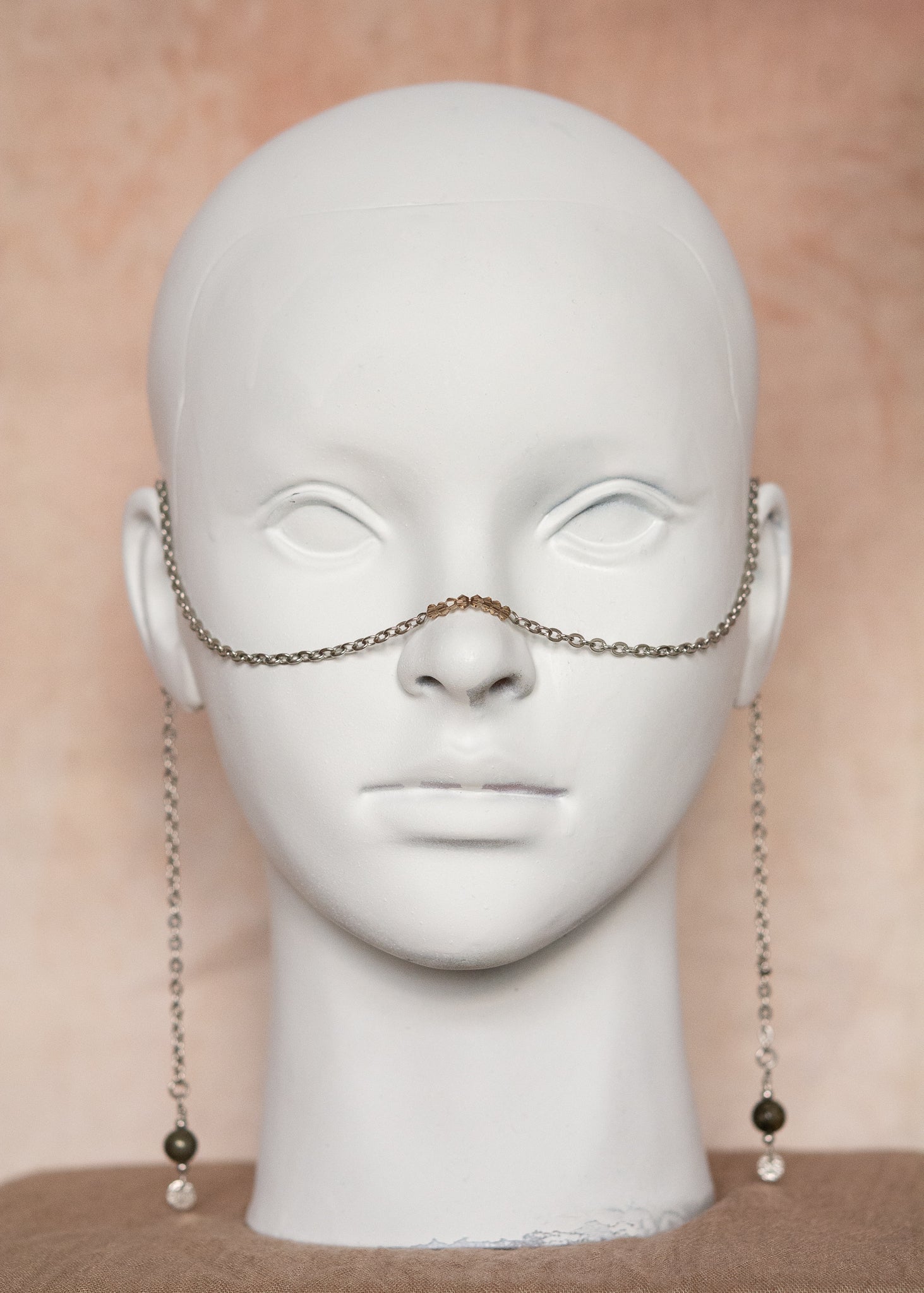 Chaîne de visage en acier inoxydable argenté avec perles de pyrite. Bijou facial minéral, look brut, festival, photoshoot.