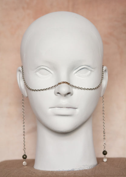 Chaîne de visage en acier inoxydable argenté avec perles de pyrite. Bijou facial minéral, look brut, festival, photoshoot.