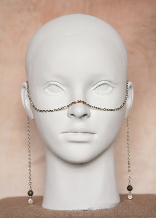 Chaîne de visage en acier inoxydable argenté avec perles de pyrite. Bijou facial minéral, look brut, festival, photoshoot.