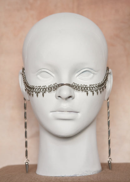 Chaîne de visage en acier inoxydable argenté style côte de maille avec piques acier. Bijou facial goth, festival, look guerrière fantasy.