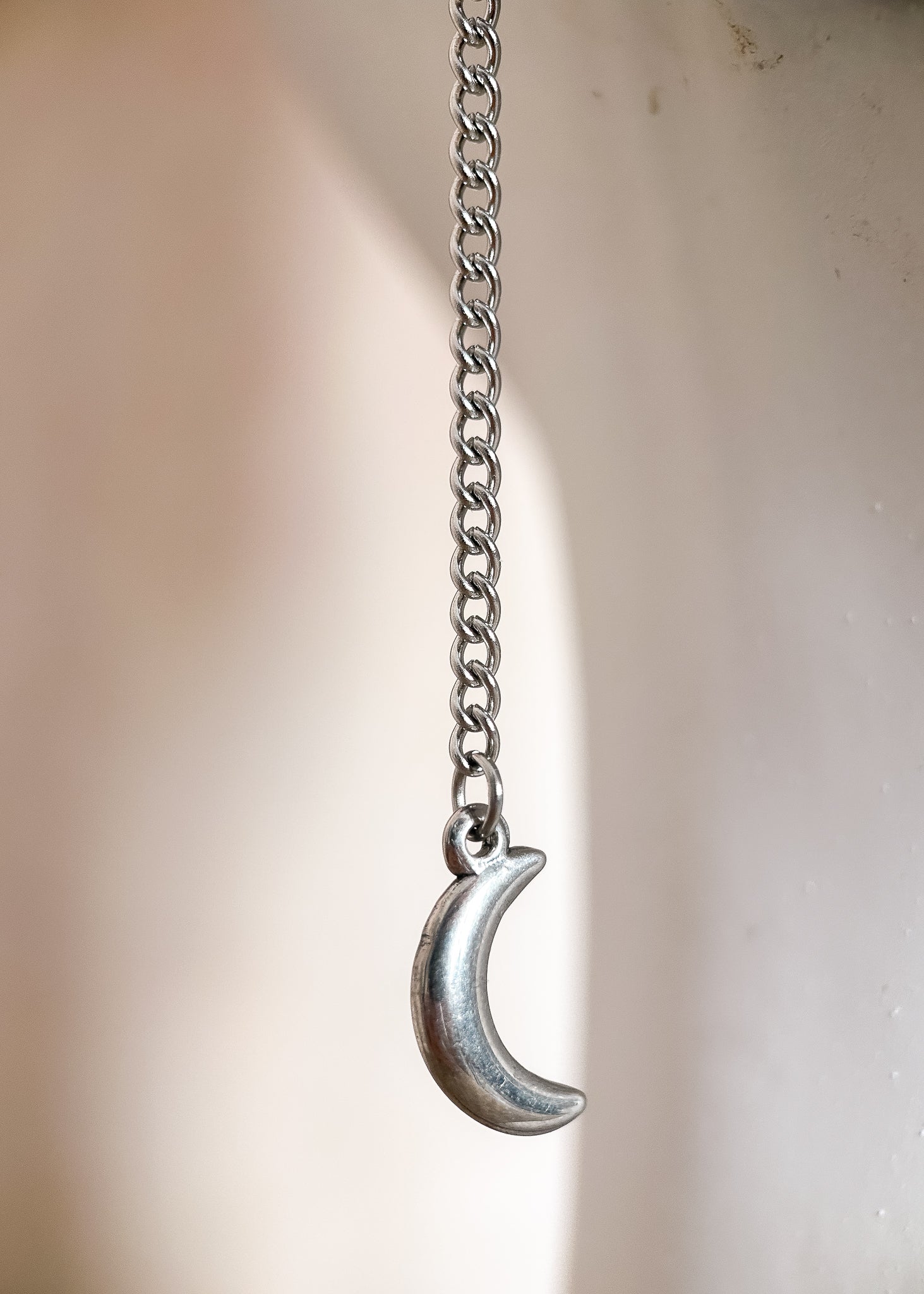 Chaîne de visage en acier inoxydable argenté avec jaspe dalmatien, étoiles et lune acier. Bijou facial festival, look céleste mystique.